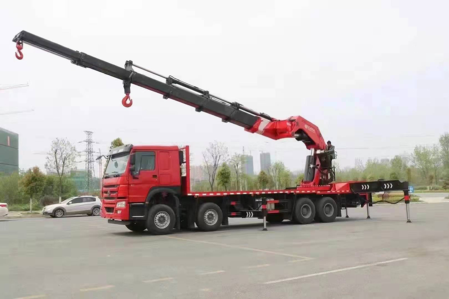 重汽豪沃55噸折臂隨車吊